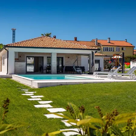 Vila Beautiful Barbara With Pool In Kastelir Babici
