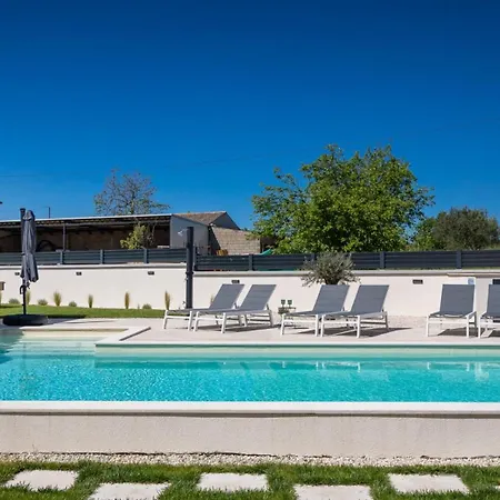 Beautiful Barbara With Pool In Kastelir Villa *