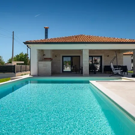 Villa Beautiful Barbara With Pool In Kastelir *